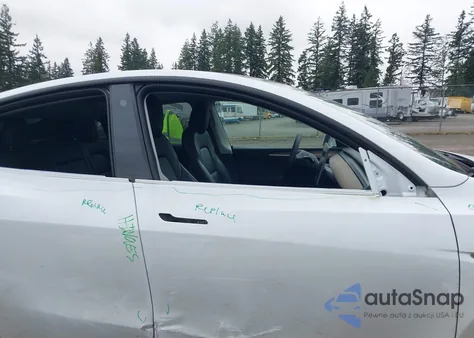 2022 Tesla Model Y Long Range Dual Motor All-Wheel Drive z USA, uszkodzony, nr VIN 7SAYGAEE2NF570912